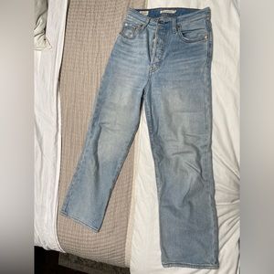 Levi’s Ribcage Straight Ankle - Middle of the Road. Size 26.